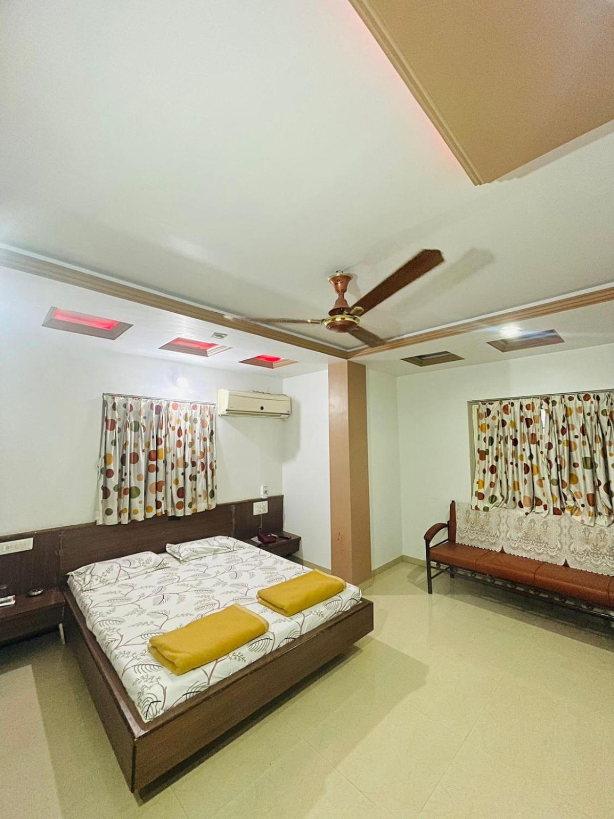 Hotel Rajdhani And Guest House Gujarat - Best Family Hotel In Halol Near Pavagadh And Halol Gidc Εξωτερικό φωτογραφία